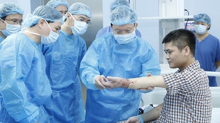 Vietnam carries out world's first limb transplant from living donor - 1