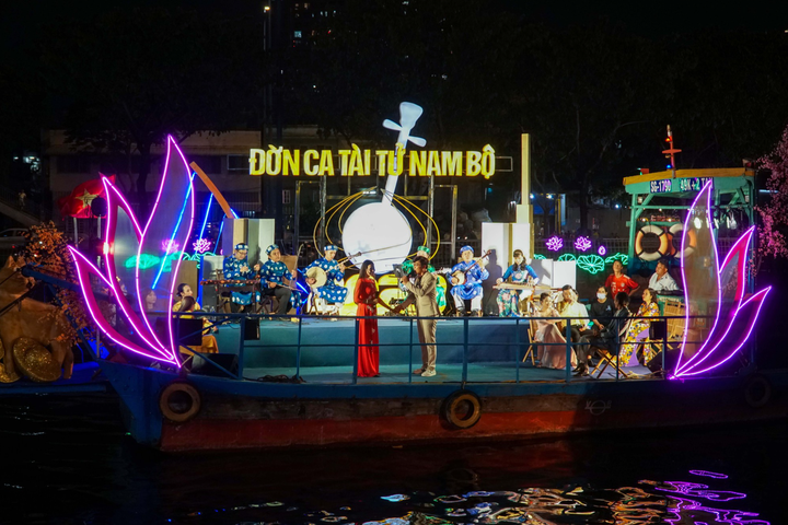 Floating flower market opens in HCM City - 5