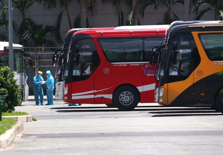National football team returns to Vietnam after successful World Cup qualifier round - 5