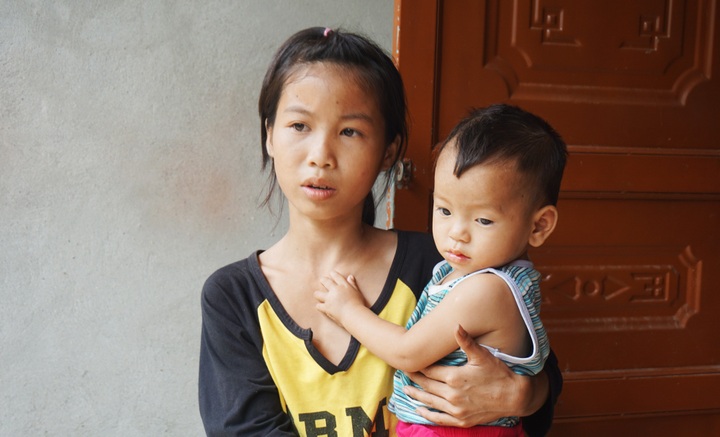 Little girl struggles to raise small sister - 1