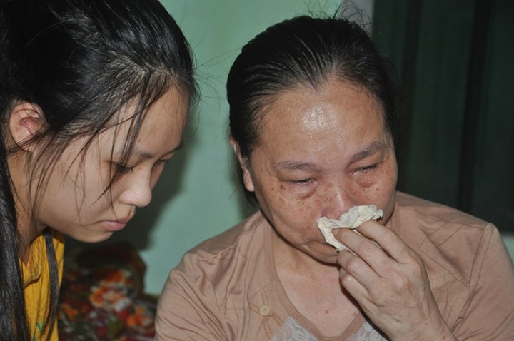 Young girl calls for help for terminally-ill mother - 1