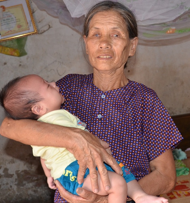 Elderly woman and ill grandson receive help from readers - 1