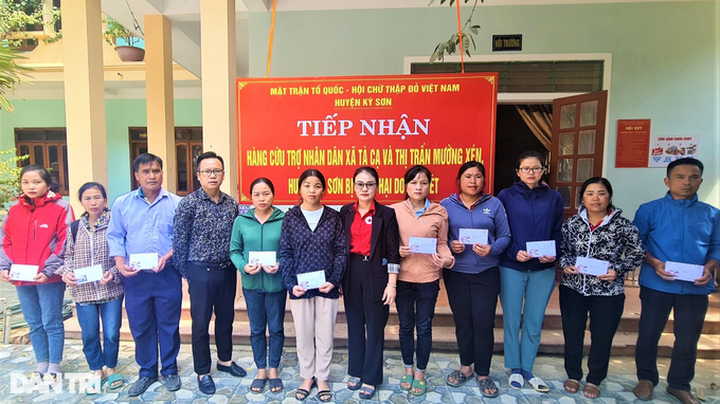 Dantri/DTiNews readers support flood-hit people in Nghe An - 1