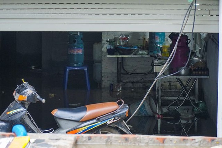 Hanoi urban area submerged after heavy rains - 3 Hanoi urban area submerged after heavy rains - 3