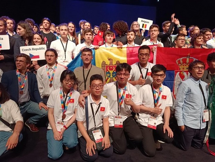 Vietnamese students win three medals at 2022 European Physics Olympiad - 1 Vietnamese students win three medals at 2022 European Physics Olympiad - 1