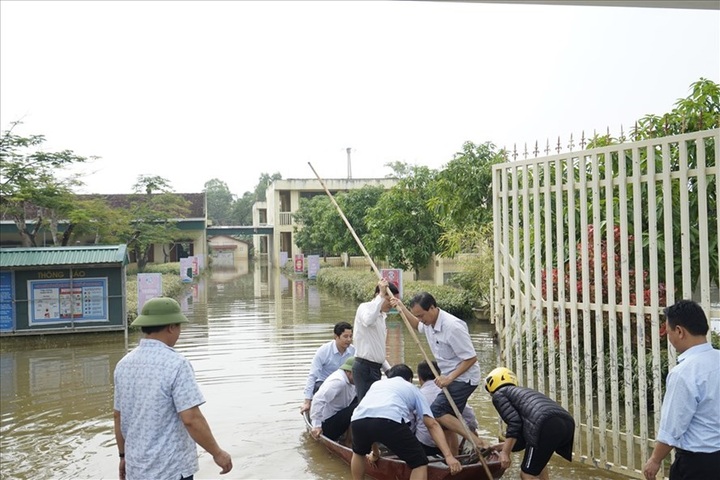 Dozens of schools in Nghe An still flooded - 1 Dozens of schools in Nghe An still flooded - 1