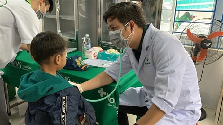 Flood-affected people in Quang Nam receive support from donors - 1