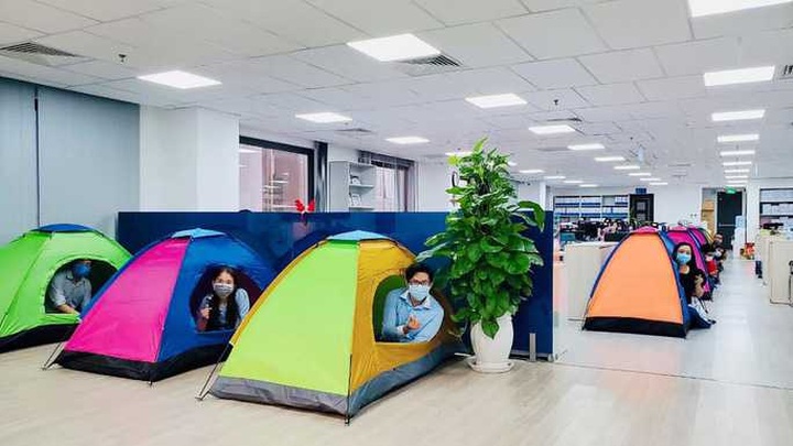 HCM City banking staff stay at work amid Covid-19 spread - 1