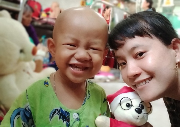 Mother calls for help for small son - 1