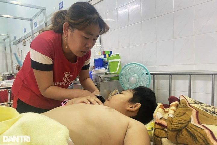 Poor woman seeking help to save severely-injured daughter - 1