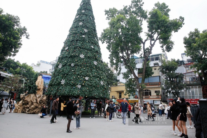 Hanoi church changes “coat” for Christmas - 9 Hanoi church changes “coat” for Christmas - 9