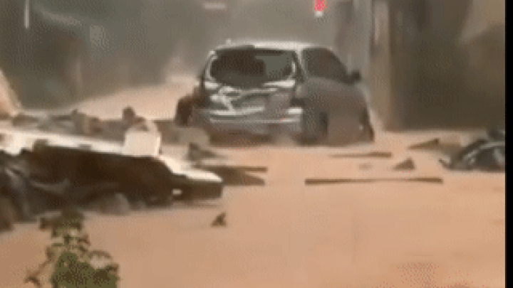 Ha Tinh deeply submerged following heavy rains, flash floods - 1