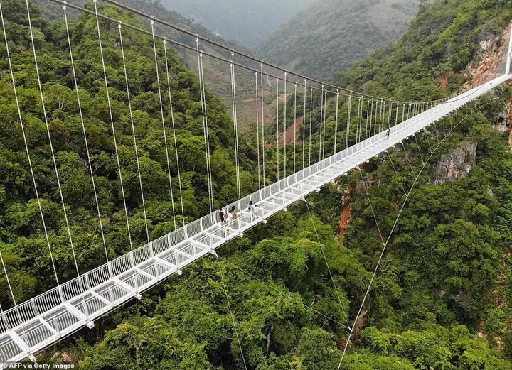 Vietnam’s longest walking glass bridge hits global headlines - 1