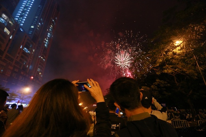 Firework displays held in Hanoi, HCM City to mark Tet - 4 Firework displays held in Hanoi, HCM City to mark Tet - 4