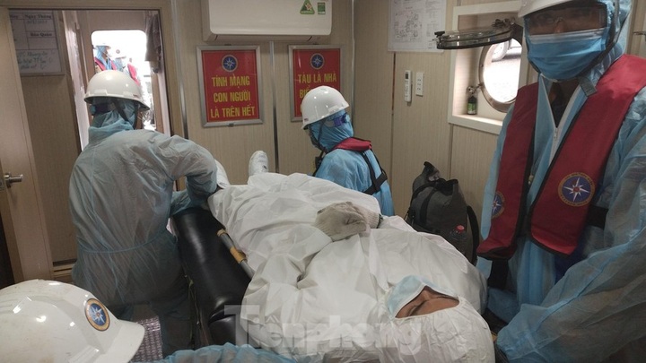 Filipino sailor rescued off Nha Trang coast - 1