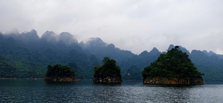 Tuyen Quang's Na Hang Reservoir offers stunning landscapes - 7