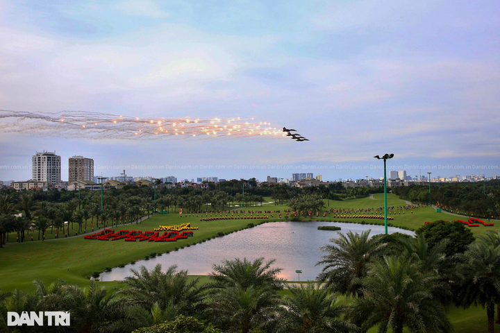 Impressive performance of Su-30MK2 fighters at Vietnam International Defence Expo 2022 - 7