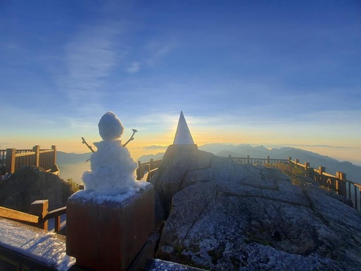 Frost blankets Mount Fansipan - 3