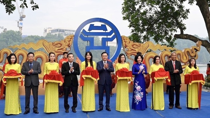 Photo exhibition and dance festival mark Hanoi’s Liberation Day - 1