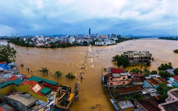 Torrential rain turns Hue City into river - 4