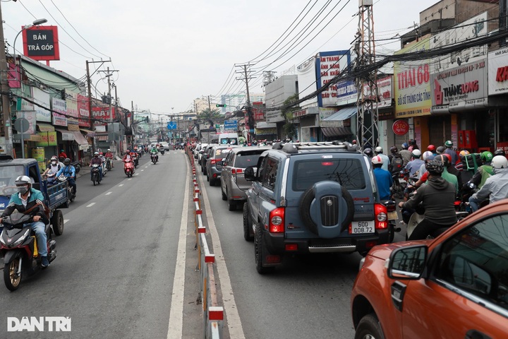 HCM City streets jammed after social distancing loosened - 4