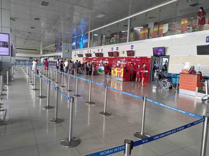 Noi Bai airport hall closed as passenger numbers plunge - 1