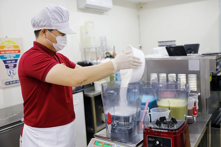 Man makes Hanoi landmark ice creams - 2