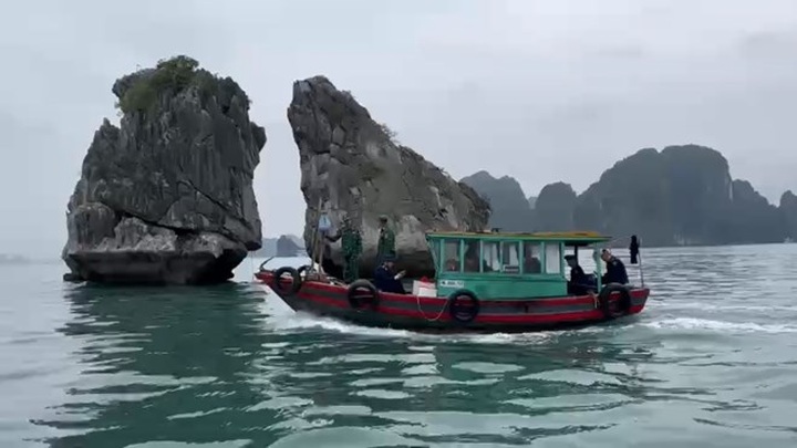 Boat vendors return to hassling tourists on Ha Long Bay - 1 Boat vendors return to hassling tourists on Ha Long Bay - 1