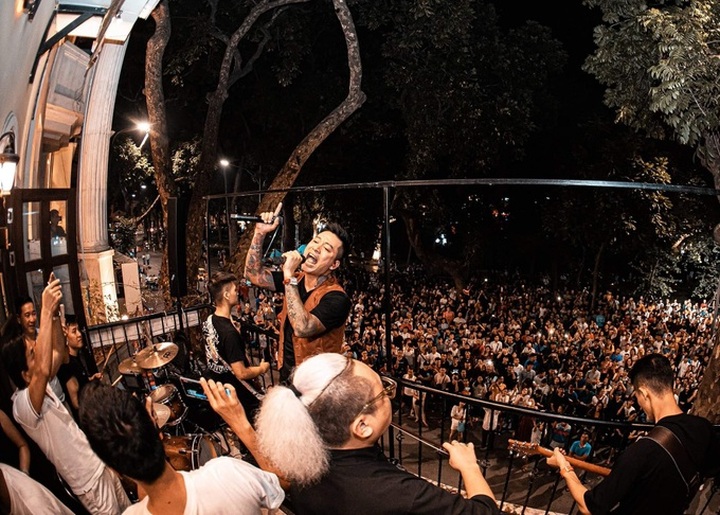 Hanoi singer fined for unlicensed live shows - 1