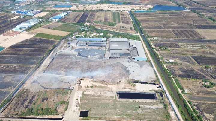 Long An residents plagued by smouldering landfills - 1