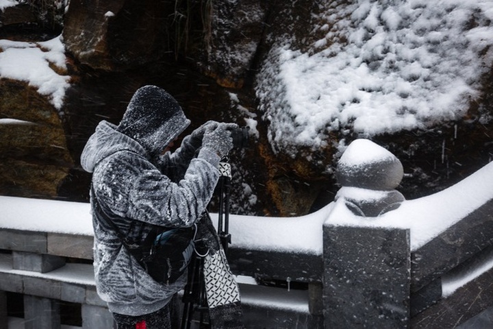 Tourists rush to Fansipan to see snow - 5
