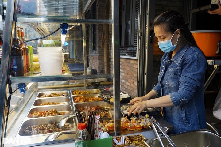 Bars on popular HCM City street struggling to survive during pandemic - 3