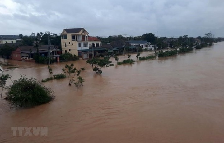 UK donates 500,000 GBP to support flood victims in central region - 1 UK donates 500,000 GBP to support flood victims in central region - 1