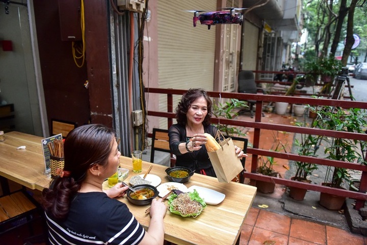Hanoi restaurant uses flycams to serve customers - 3