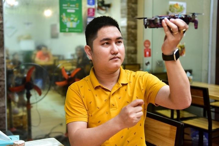 Hanoi restaurant uses flycams to serve customers - 1