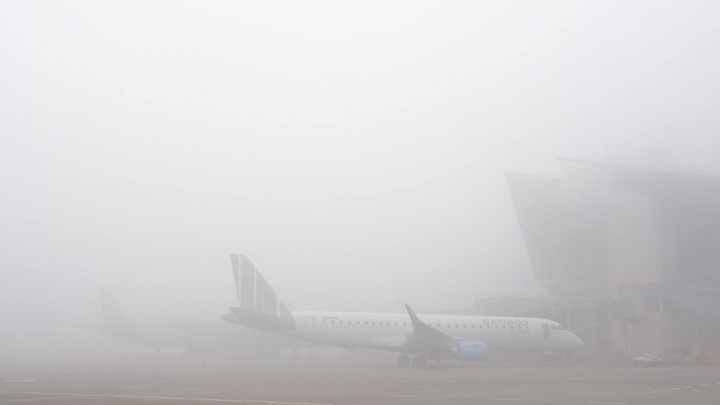 Hanoi airport applies low visibility procedures amid bad weather - 1