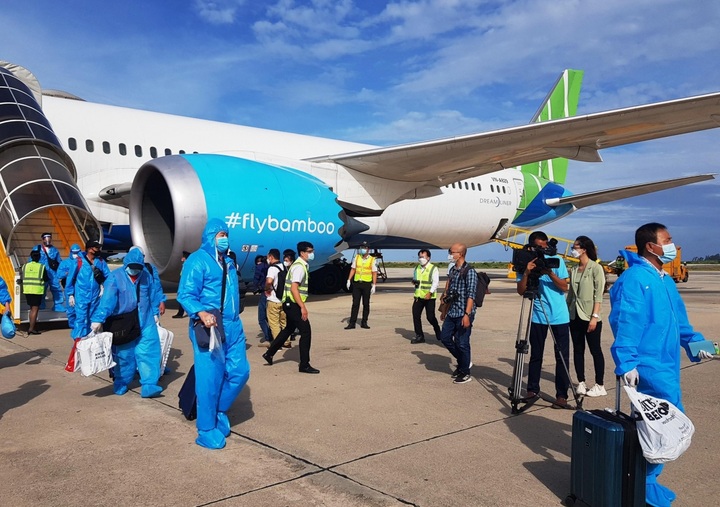 Bamboo Airways brings first foreign visitors back to Khanh Hoa - 1
