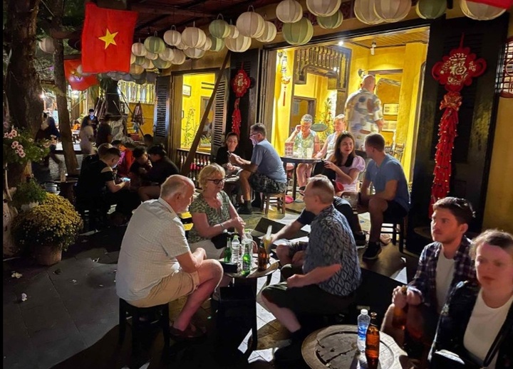 Foreign tourists spend 40% of their budget on food and drink in Vietnam - 1