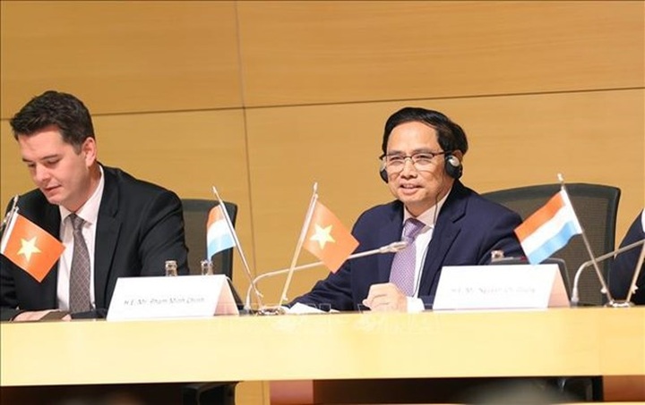 PM attends Vietnam-Luxembourg business forum - 1