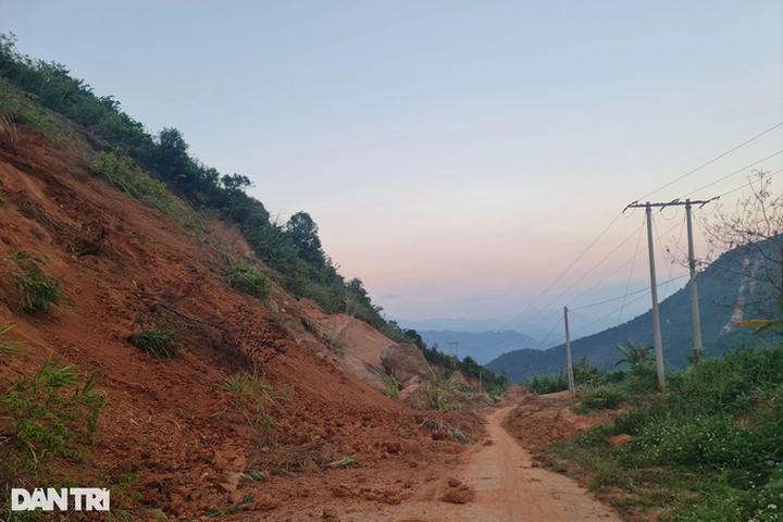 Mountainous road in Nghe An severely damaged after flash floods - 1
