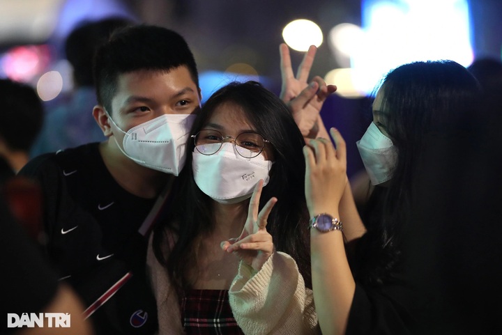 Crowds flock to central HCM City to welcome New Year - 6