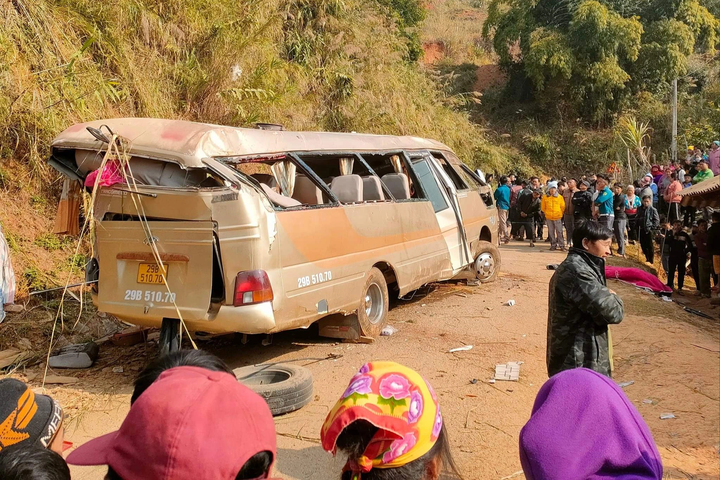 Three killed, four injured in Son La traffic accident - 1