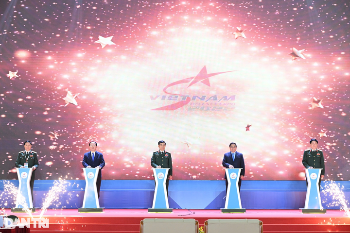 Impressive performance of Su-30MK2 fighters at Vietnam International Defence Expo 2022 - 1