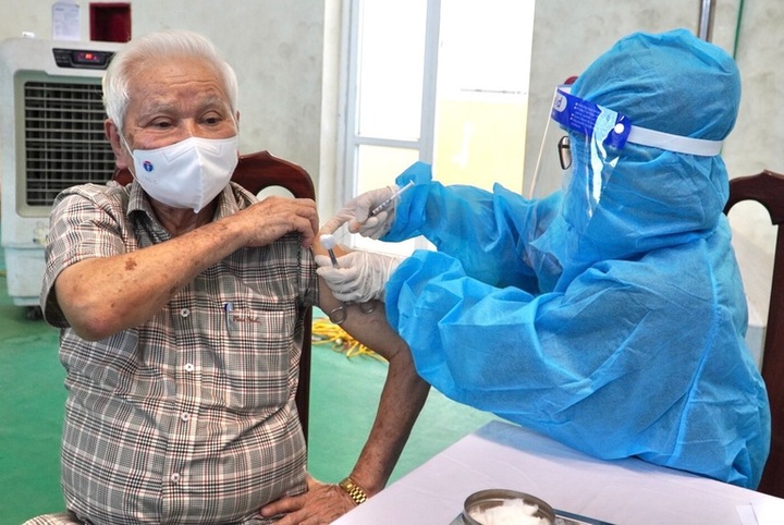 Hanoi aims to complete full Covid-19 vaccination for city - 1