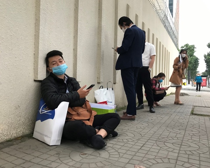 Hundreds queue from early morning for Japan visas - 3 Hundreds queue from early morning for Japan visas - 3