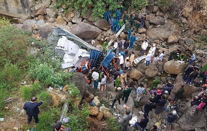 Truck plunges into abyss in Lai Chau, killing three - 1