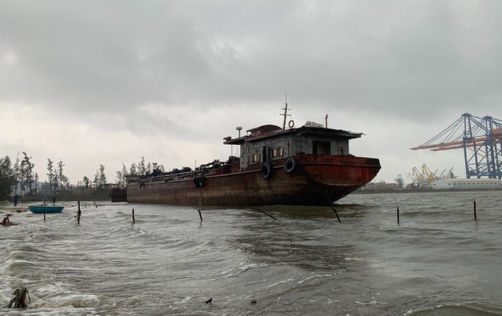 Barges drift freely off Quang Tri coast, posing risks - 1