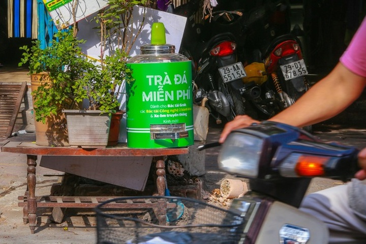 Free water taps help to relieve Hanoi scorching heat - 5