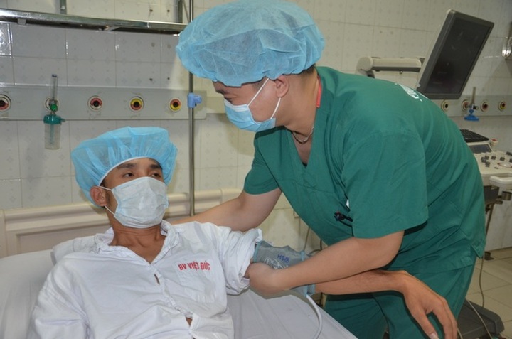 Dantri donates VND20m to help heart disease patient - 2