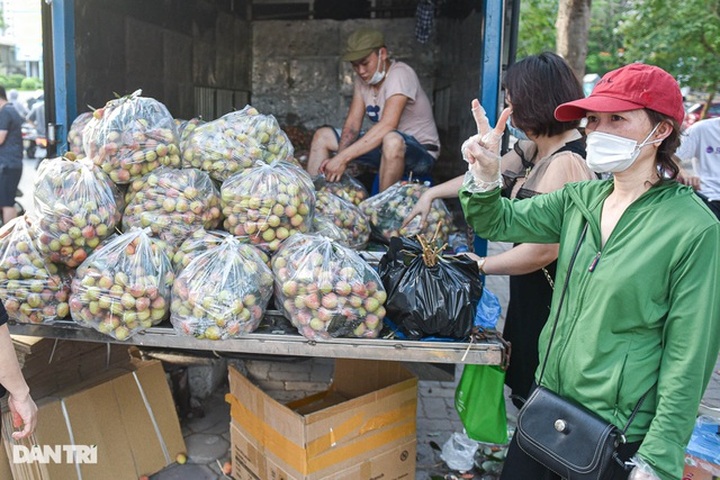 Hanoians buying lychee to support farmers in Bac Giang - 2